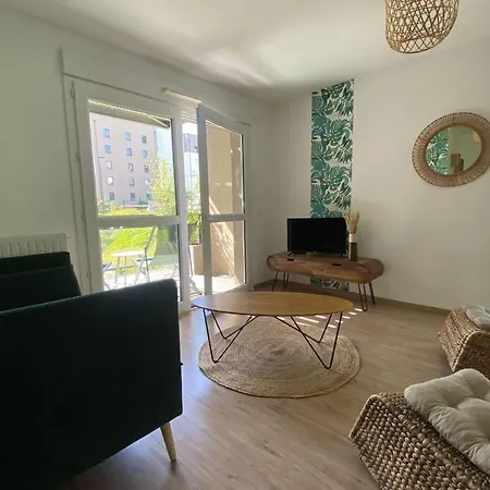 Spacious And Bright Nest In Appartement *
